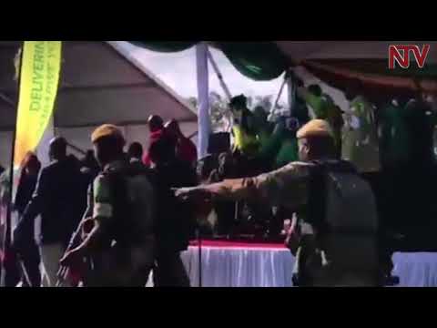 Zimbabwe leader survives bomb blast