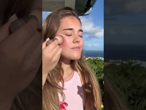 Consigue al instante un bronceado efecto "besada por el sol" con Hoola Wave Bronzing Balm.