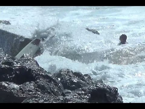 Surfer hits rock in Biarritz - Surfeurs dans les rochers Côte des Basques Biarritz (accident)
