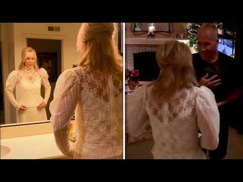 女性はウェディングドレスを着て夫を驚かせる (Woman Surprises Husband by Putting on Wedding Dress)