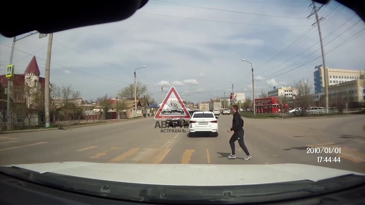 Пешеход не растерялся и избежал наезда