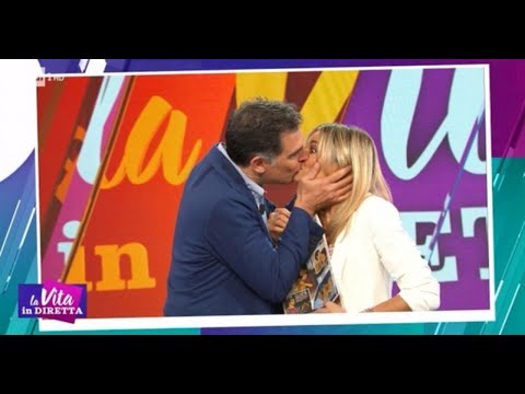 Tiberio Timperi bacia Francesca Fialdini: finale a sorpresa a La Vita in diretta (VIDEO)