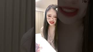 胸元がゆるいお姉さん