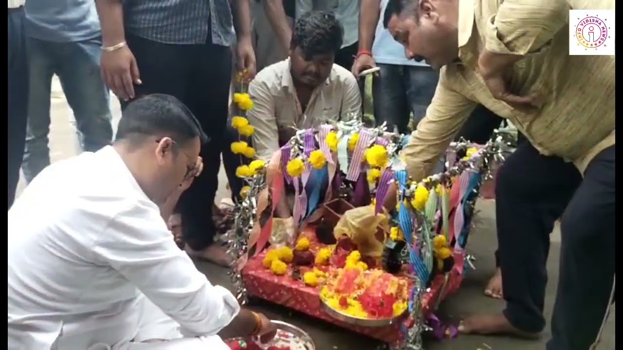 विदिशा में मेंढक मेंढकी का विवाह होते ही बारिश शुरू , बारिश न होने से ग्रामीणों ने कराया विवाह।