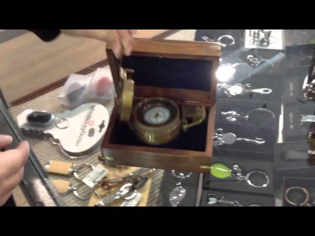 Vídeo relacionado con Brújula con tu Texto Personalizado, Funda de Piel o Caja Regalo de Madera Disponible en Vintage o Pulido