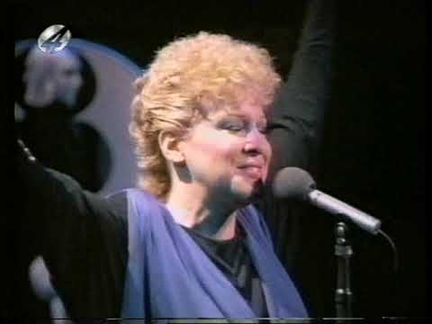 Bette Midler  -  Everyone's Gone To The Moon  -  Live 1983.