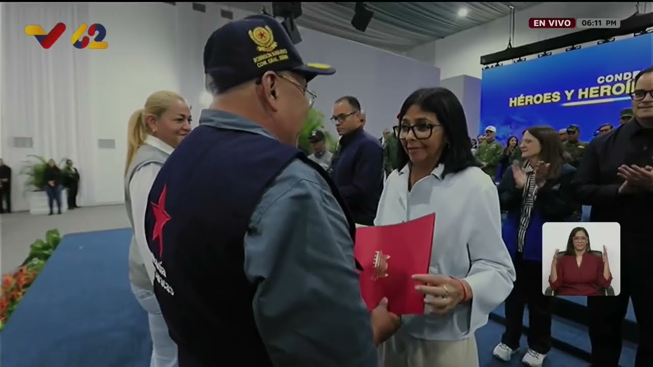 Delcy Rodríguez condecora a servidores públicos que atendieron a víctimas de terremotos