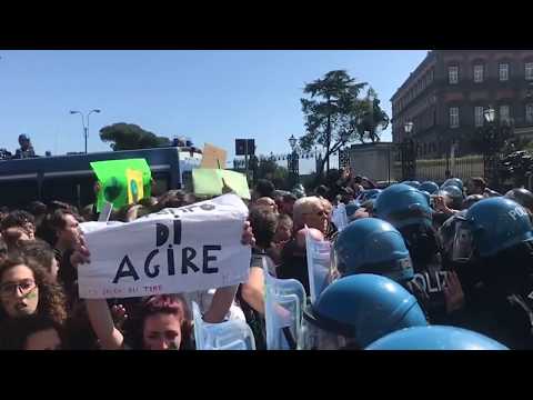 Corteo per il clima, tensioni con la Polizia per l'arrivo di Salvini