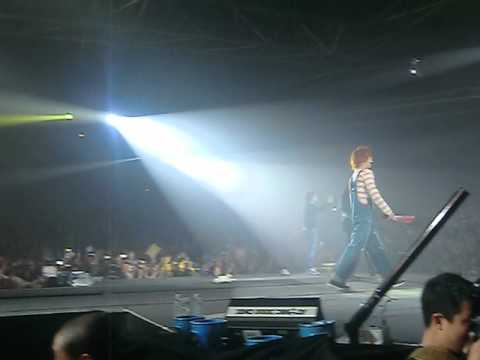 SS4 Paris Shindong,Donghae with the bra xD [FanCam]