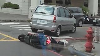 【車禍影片】騎車ㄧ定要戴安全帽，路上三寶多（2025.07.16 高雄市三民區自由一路與萬全街口