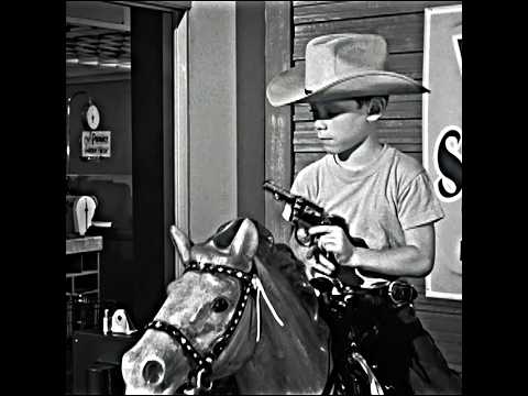 Der Junge behandelte eine echte Waffe wie ein Spielzeug.#film #commentary