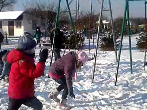 Zimowe zabawy w ogrodzie
