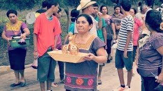preview picture of video 'Mini Reocrrido de la Tradicional Lavada de Ropa de San Pedro Apostol 2013'