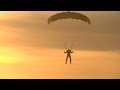 Прыжки с парашютом на закате 