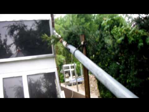 Kleines Wasserkraftwerk in der Regenrinne