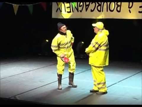 La fête à Bourcagneux - La pose de la banderole - Le duo des non