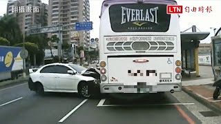 [資訊] 中壢簡易庭前車禍畫面