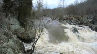 preview picture of video 'Great Falls of the Potomak River - kayakers! 29.01.2010'
