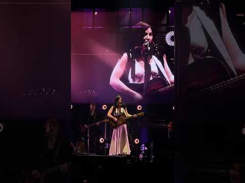 Gracie Abrams singing feels like (surprise song) in madrid n2