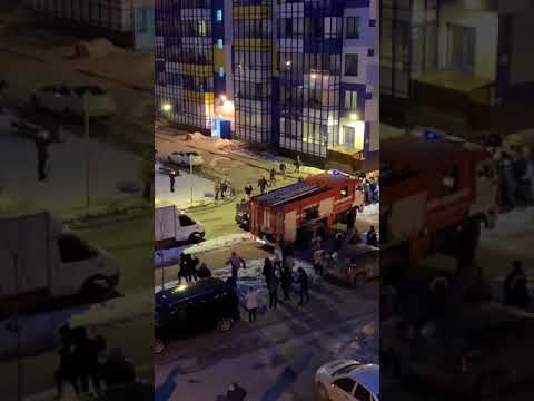 Вручную растаскивали машины, чтобы проехала "скорая"