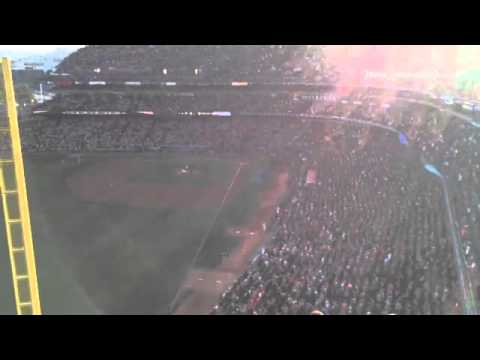 Children of #Marin's #RobinWilliams throw first pitch to #BillyCrystal at #WorldSeries Game 5