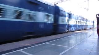 preview picture of video '12989 Dadar Ajmer Superfast Express Passing from Vapi'
