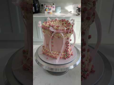 Decorate the prettiest floral cake with me💕🌸🎀