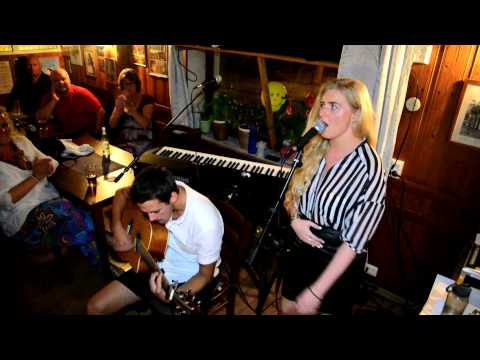 Nora Grefstad synger "Happy"