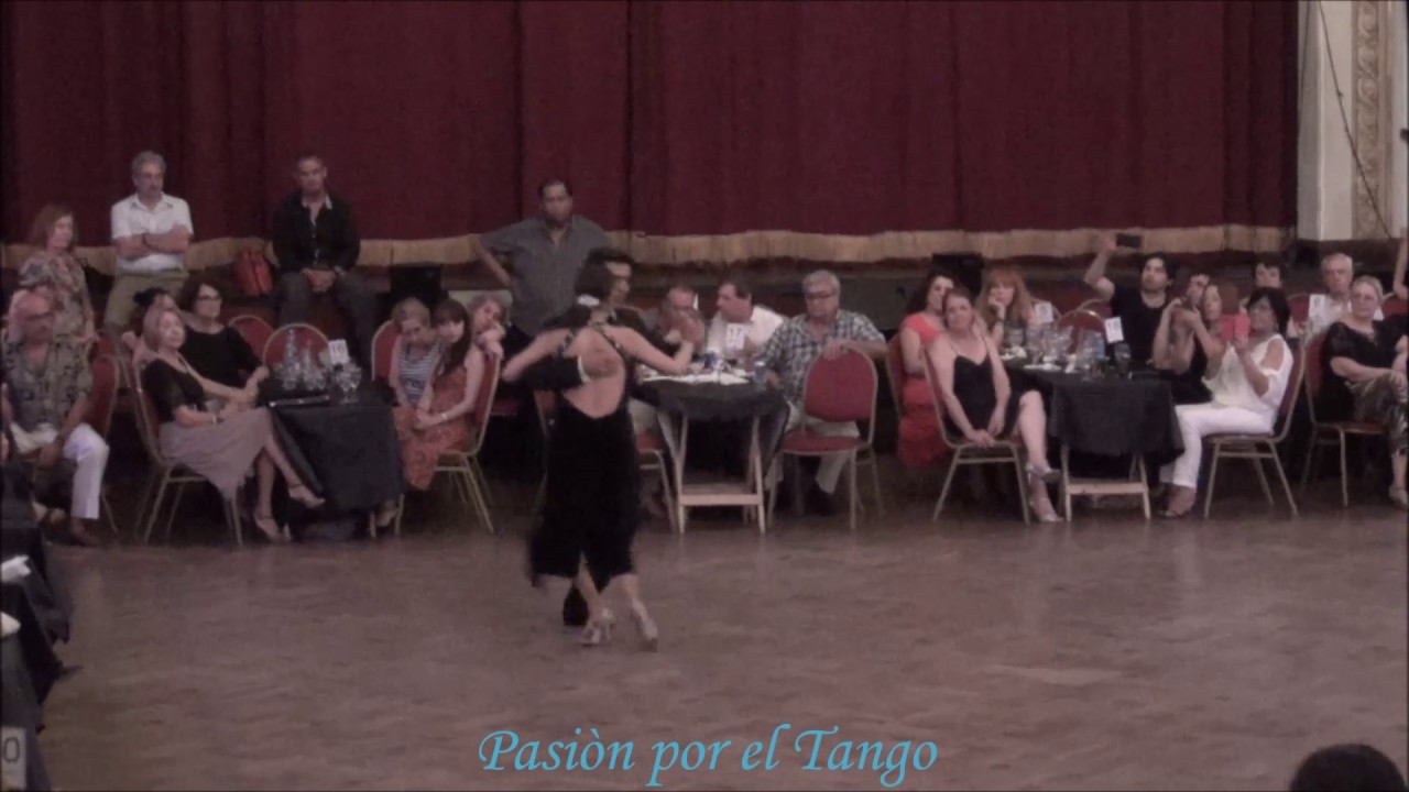 ALEJANDRA ARMENTI y DANIEL JUAREZ Bailando el Tango ESTA NOCHE DE LUNA en LA MILONGUITA