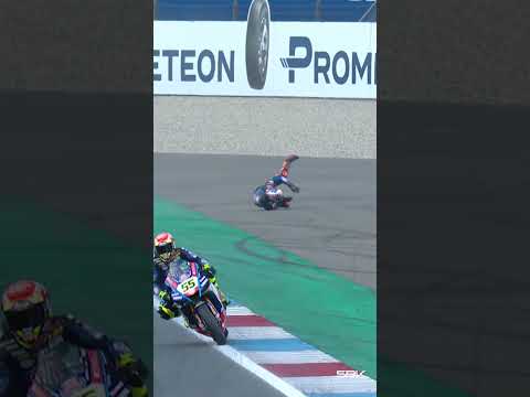 Razgatlioglu and Rea clash at Assen 💥 | 2022 #NLDWorldSBK 🇳🇱