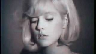 Et Pourtant Je Reste Là Lyrics English Translation