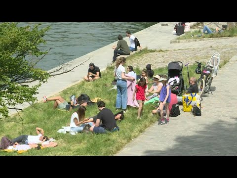 Week-end de l'Ascension: des Parisiens profitent des quais de Seine | AFP Images