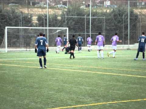 Minuto 87. Alejandro cabecea al larguero. Ocasión Alameda de Osuna EF