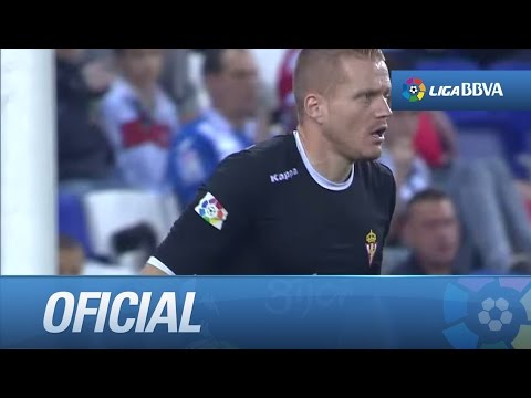 Alberto García blocando un disparo lejano de Arbilla