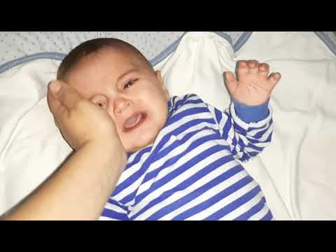 Çok ses çıkınca emir uyandı. Efe kardeşine teyzesinin aldığı oyuncaklarını gösterdi