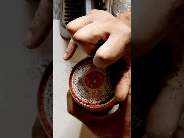 Vídeo relacionado con illy, Café Molido Espresso de Tueste CLASSICO, 100% Arábica con Notas de Azahar y Jazmín, Sabor Suave y Sabor Final Dulce, 1 Lata de 250g