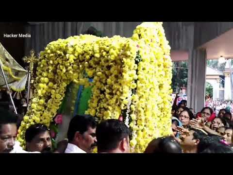 കൊരട്ടിമുത്തിയുടെഅത്ഭുതരൂപം പള്ളിയകത്തുനിന്നു രൂപപുരയിലേക്ക് കൊണ്ടു പോകുന്നു