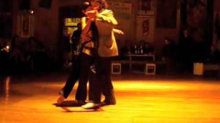 Bruno Tombari y Mariángeles Caamaño bailando un tango en La Catedral, Buenos Aires. 1