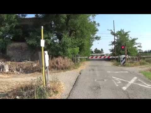 Passaggio a livello di via Calderana in HD - Godo (RA) - doppio transito / Level Crossing
