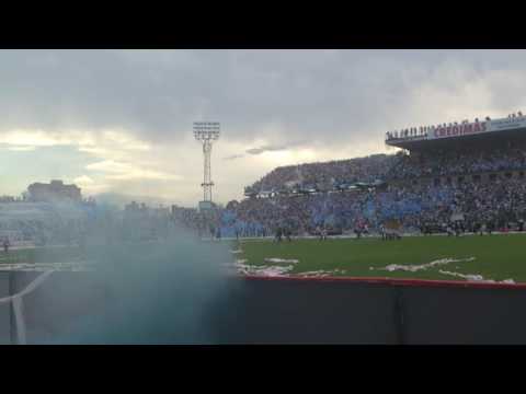 "Salida y recibimiento del Decano" Barra: La Inimitable • Club: Atlético Tucumán