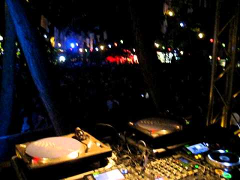Dj Licious vs Sakso " The Thrill " (live op Laundry day 2010)