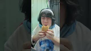 たい焼きを本当のおさかなだと思ってる男の子がかわいい