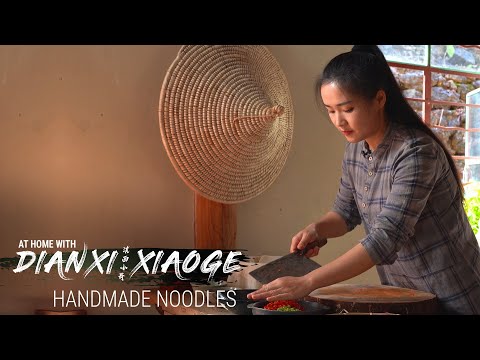 滇西小哥教我們如何做甜辣面（在家與DXXG--E3 (Dianxi Xiaoge Teaches Us How to Make Sweet and Spicy Noodles (At Home With DXXG - E3))