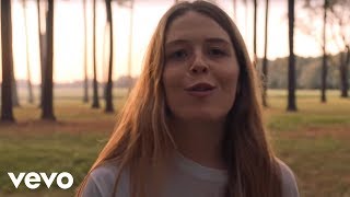 Musik-Video-Miniaturansicht zu Alaska Songtext von Maggie Rogers