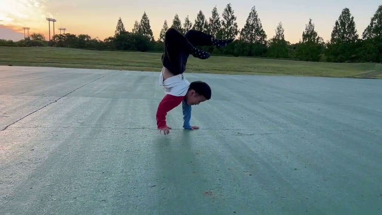 ひーくん、逆立ちをする