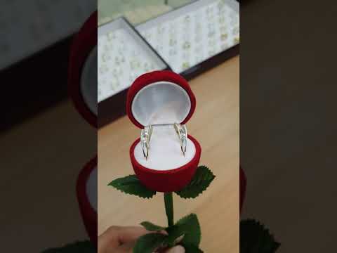 וידאו של עגילי זהב יצוק תלויים עם יהלומים טבעיים &ndash; תכשיט יוקרה בעבודת יד