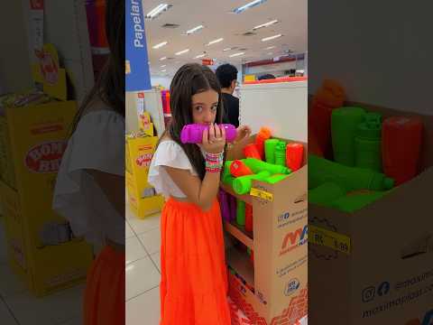 Caiu tudo quando fui pegar a garrafa rosa ! #shortsviral