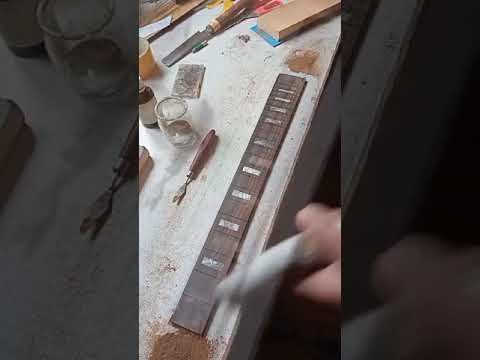 Guitare sur commande thumbnail