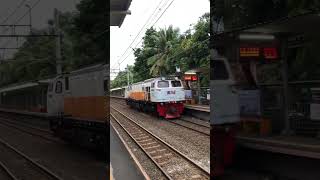 Download lagu 🚂Lokomotif Pulang Depo melintas langsung di Stasiun Kramat⁉️🔥📸🚂 #keretaapi #cc206 #railfans mp3