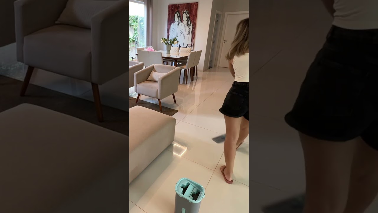 Watch Now Como eu limpo o porcelanato usando o Mop lava e seca Como eu limpo o porcelanato usando o Mop lava e seca